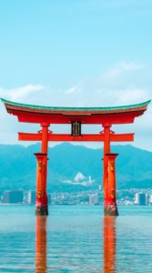 厳島神社の海の中に立つ鳥居の写真待受