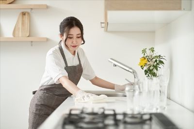 キッチンを掃除する女性