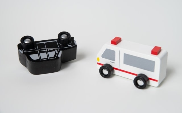 事故った車と救急車のイメージ画像