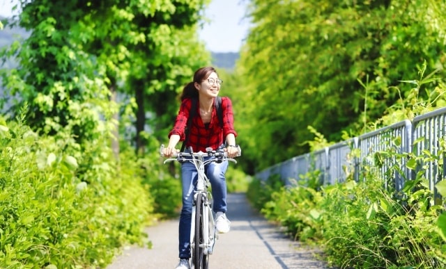 自転車に乗る女性の画像