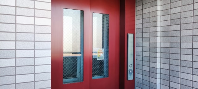 赤いドアのエレベーター