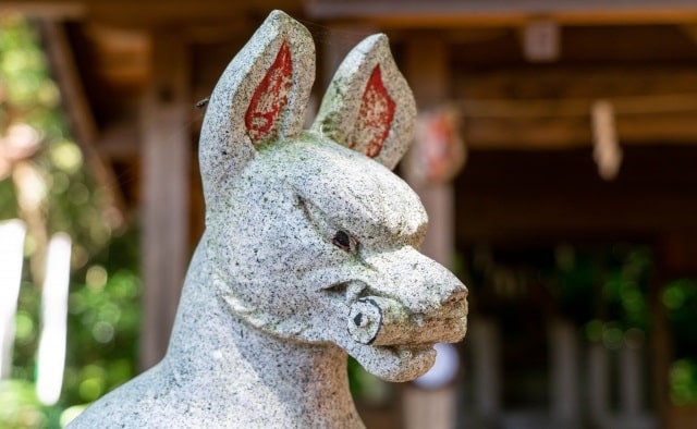 神社に置かれている狐の像