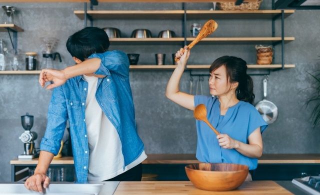 キッチンで夫婦喧嘩するイメージ写真