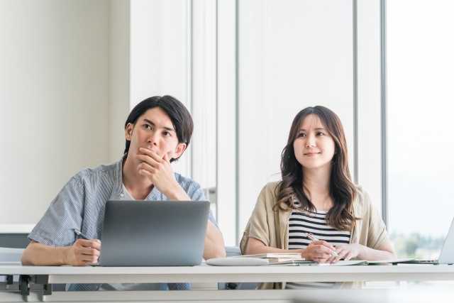 男女が授業を受けている様子