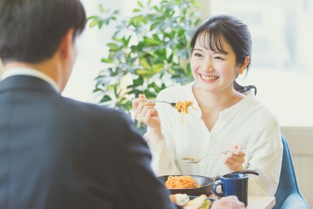 ランチを食べているカップル