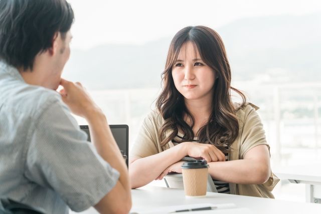 男女がカフェで話す様子