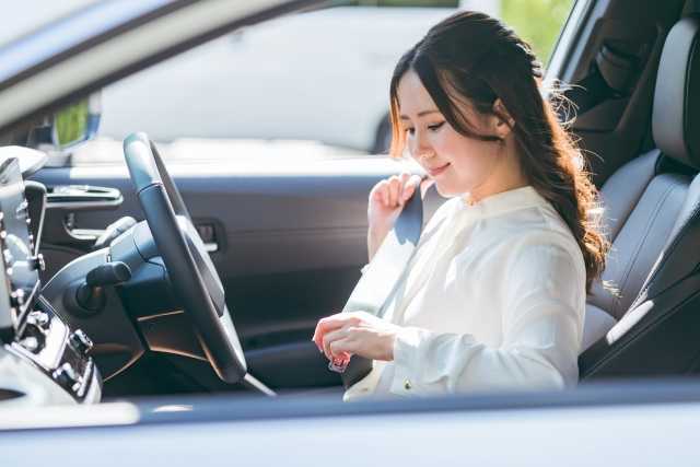 運転する女性