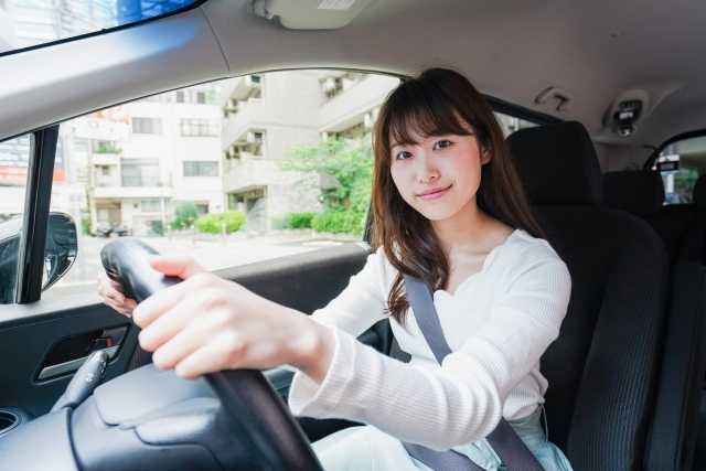 運転する女性