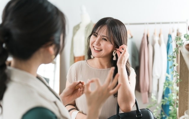 ショッピングを楽しむ女性