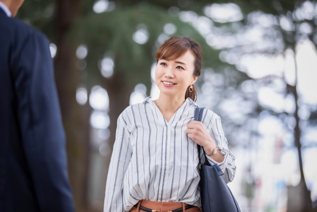 笑顔のビジネスマンの女性