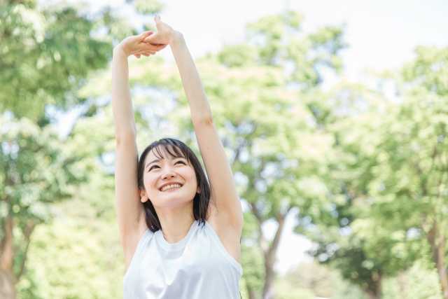 伸びをする女性