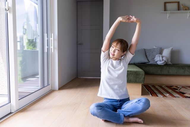 伸びをしてストレッチする女性