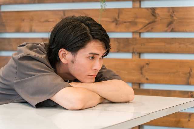 考え込む男性