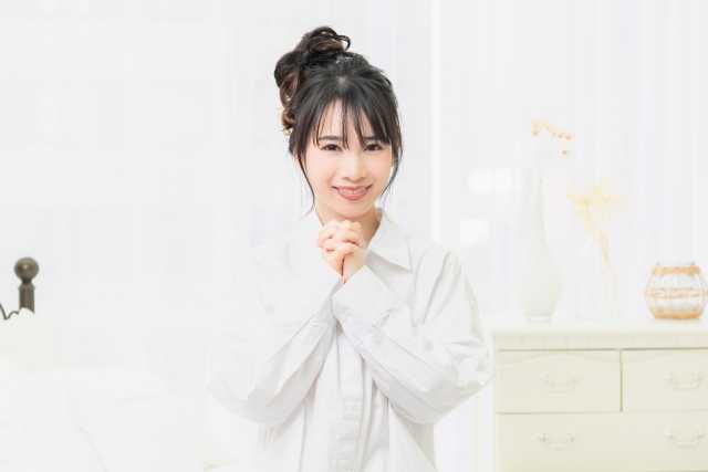 笑顔で願う女性
