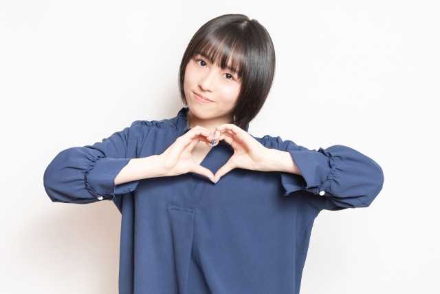 ハートポーズをする女性