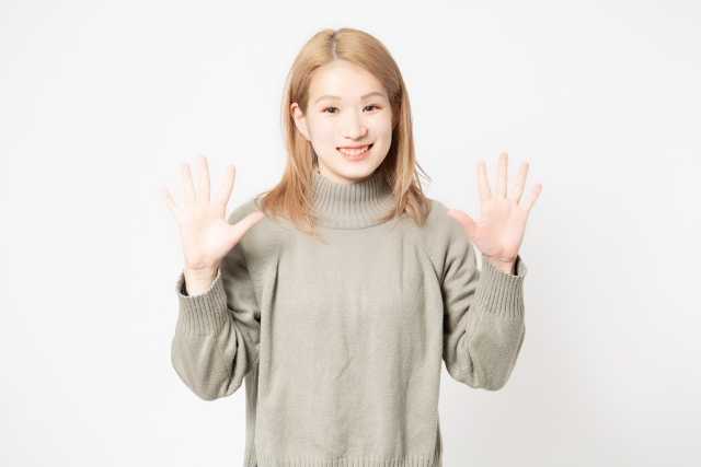 両手をひろげる女性