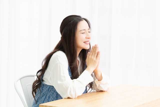 願う女性