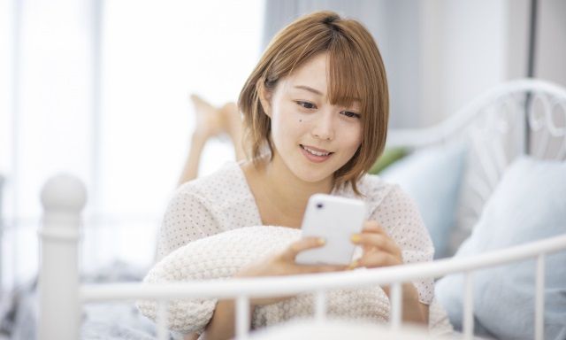 スマホを見る女性