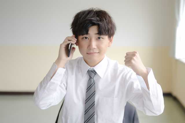 元気なビジネスマンの男性