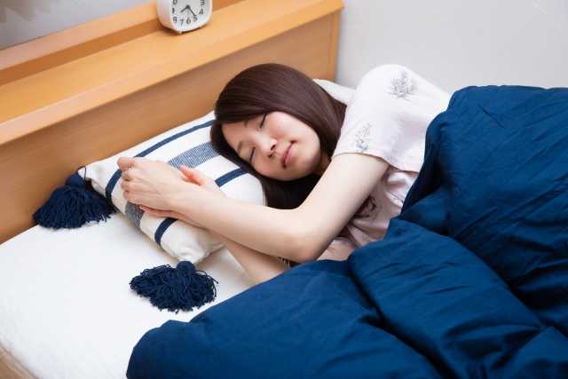 眠っている女性