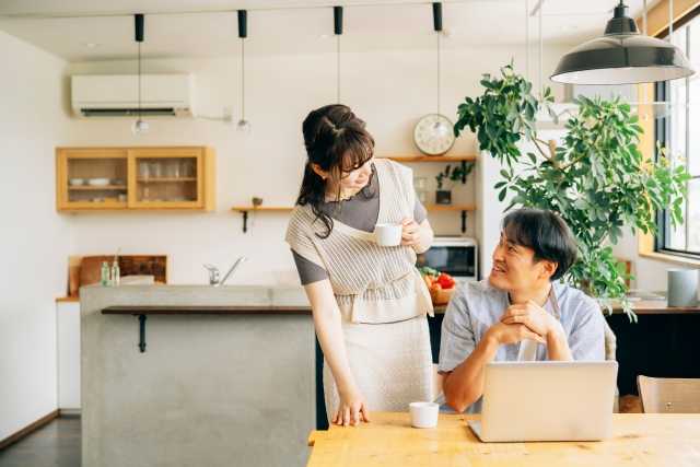 在宅ワークをしている旦那にやさしくはなしかける妻