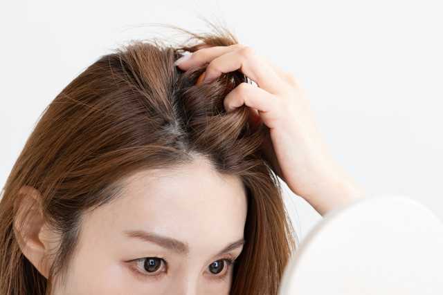 白髪を見つける女性