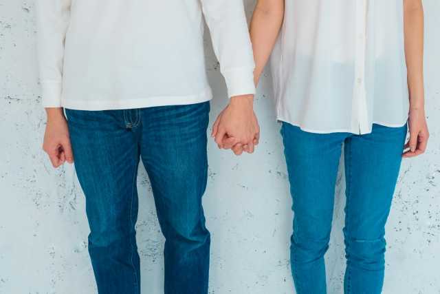 手をつなぐ女性と男性