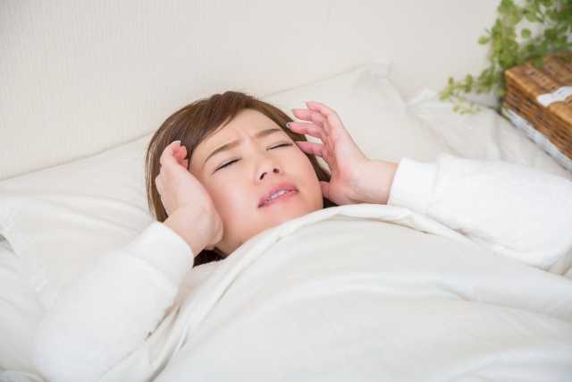 頭が痛くて眠れない女性