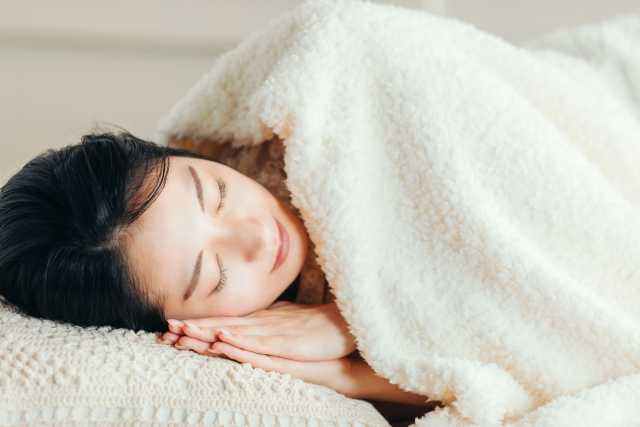 眠る女性