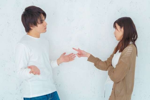 けんかする男女