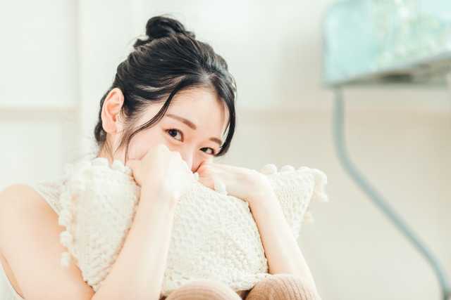 枕を抱える女性