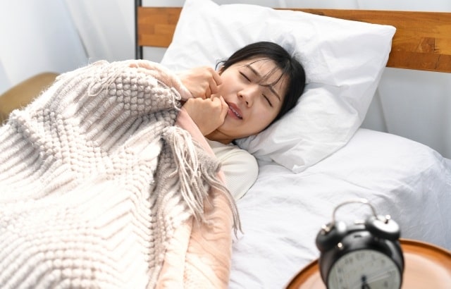 悪夢を見ている女性の写真