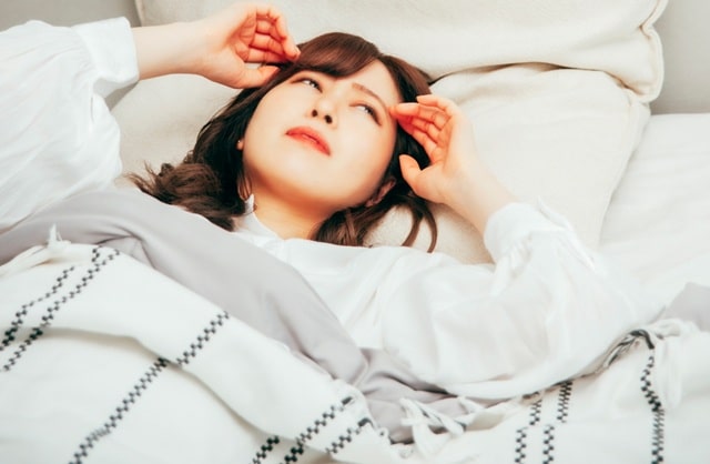 悪夢を見た女性の写真