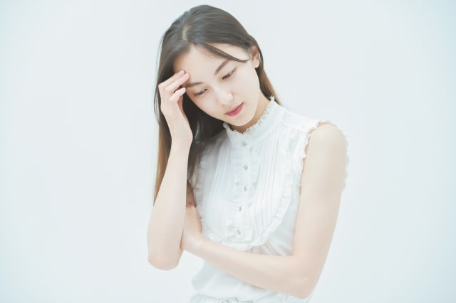 悩む女性
