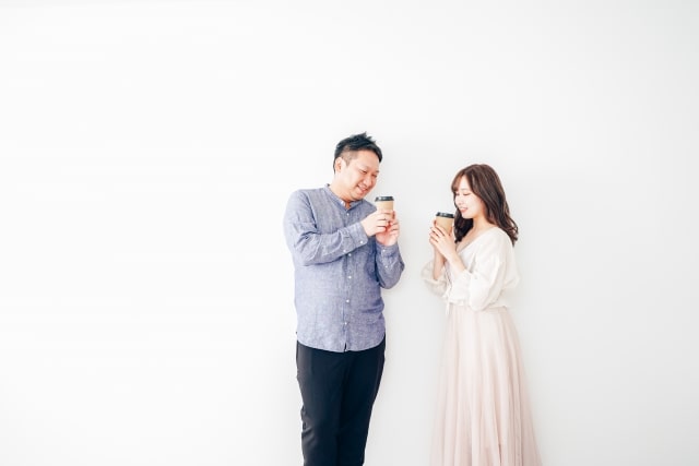 仲の良い女性と男性が立って話をしている様子