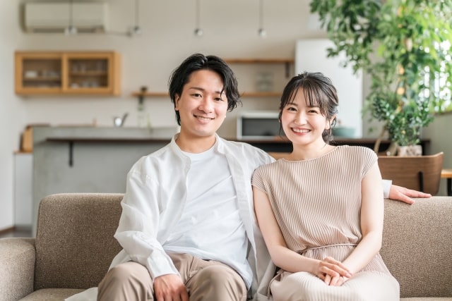 ソファに笑顔ですわる男性と女性