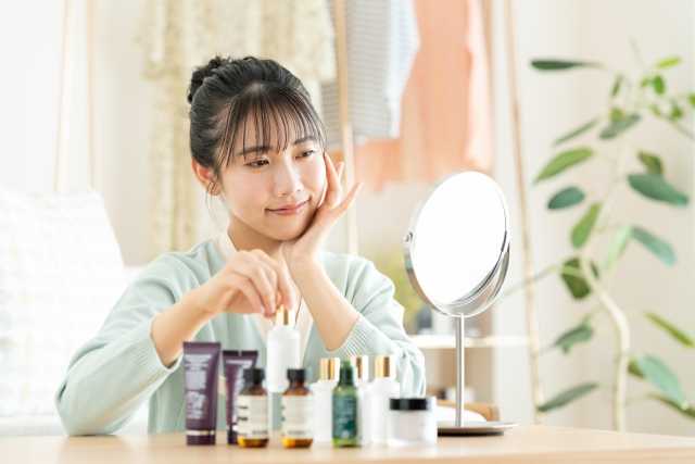 スキンケアする女性