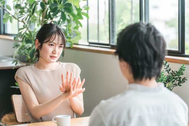 拒否する女性