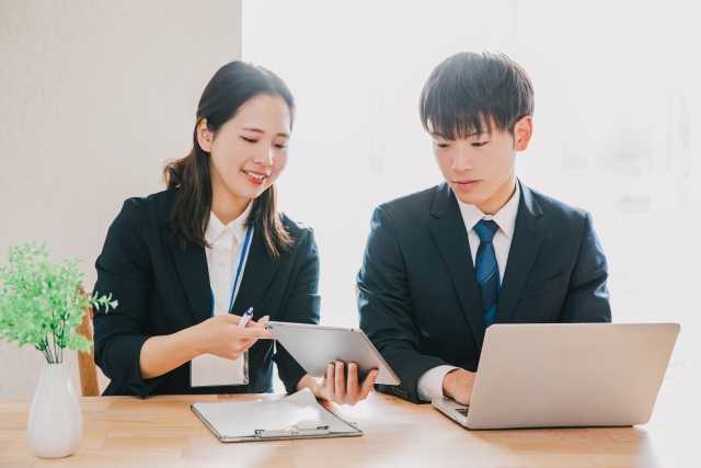 【職場でのサイン】年下男性が好きな年上女性にとる態度