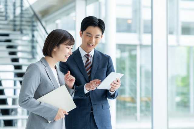 職場で話す男女