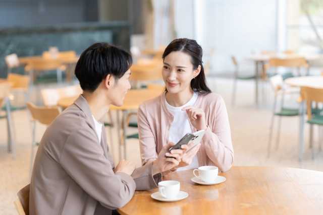 【行動のサイン】年下男性が好きな年上女性にとる態度
