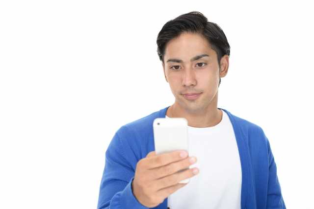 スマホを見つめる男性
