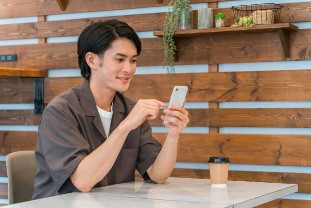 【LINEのサイン】年下男性が好きな年上女性にとる態度