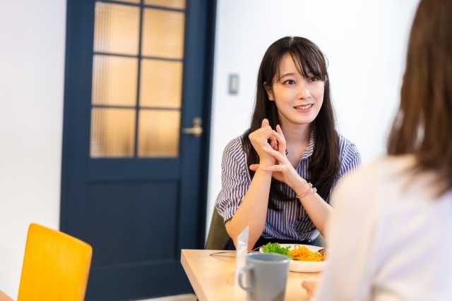 友達と話す女性