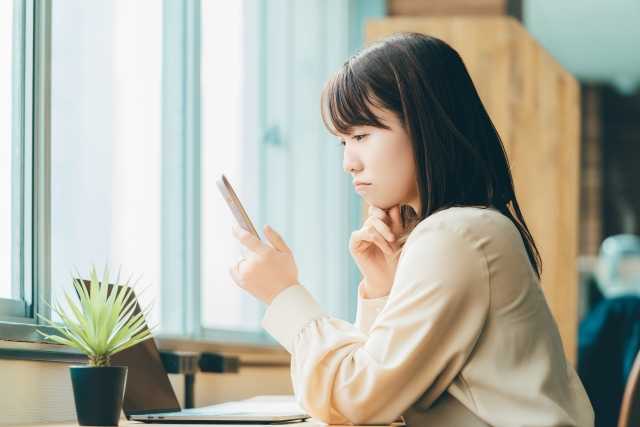 スマホを見る女性