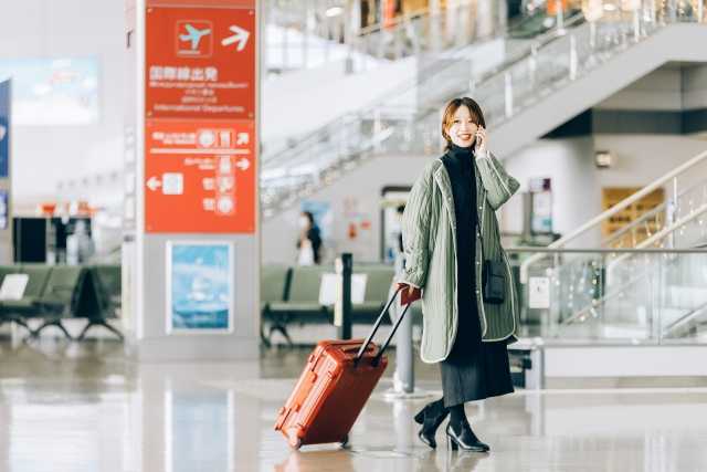 空港にいる女性
