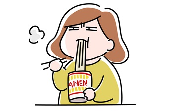 ラーメンを食べる女性