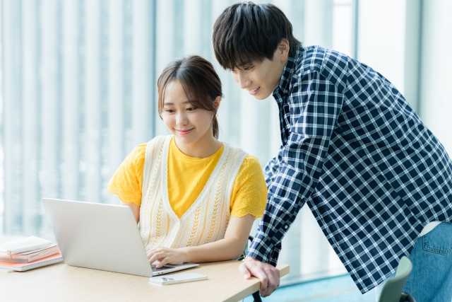 パソコンをしている男女