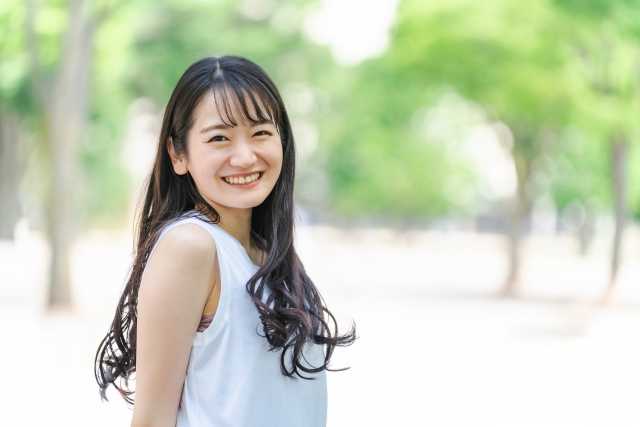 公園でほほ笑む女性