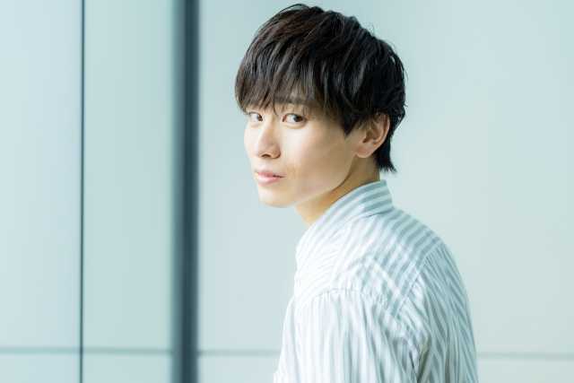 振り返る男性